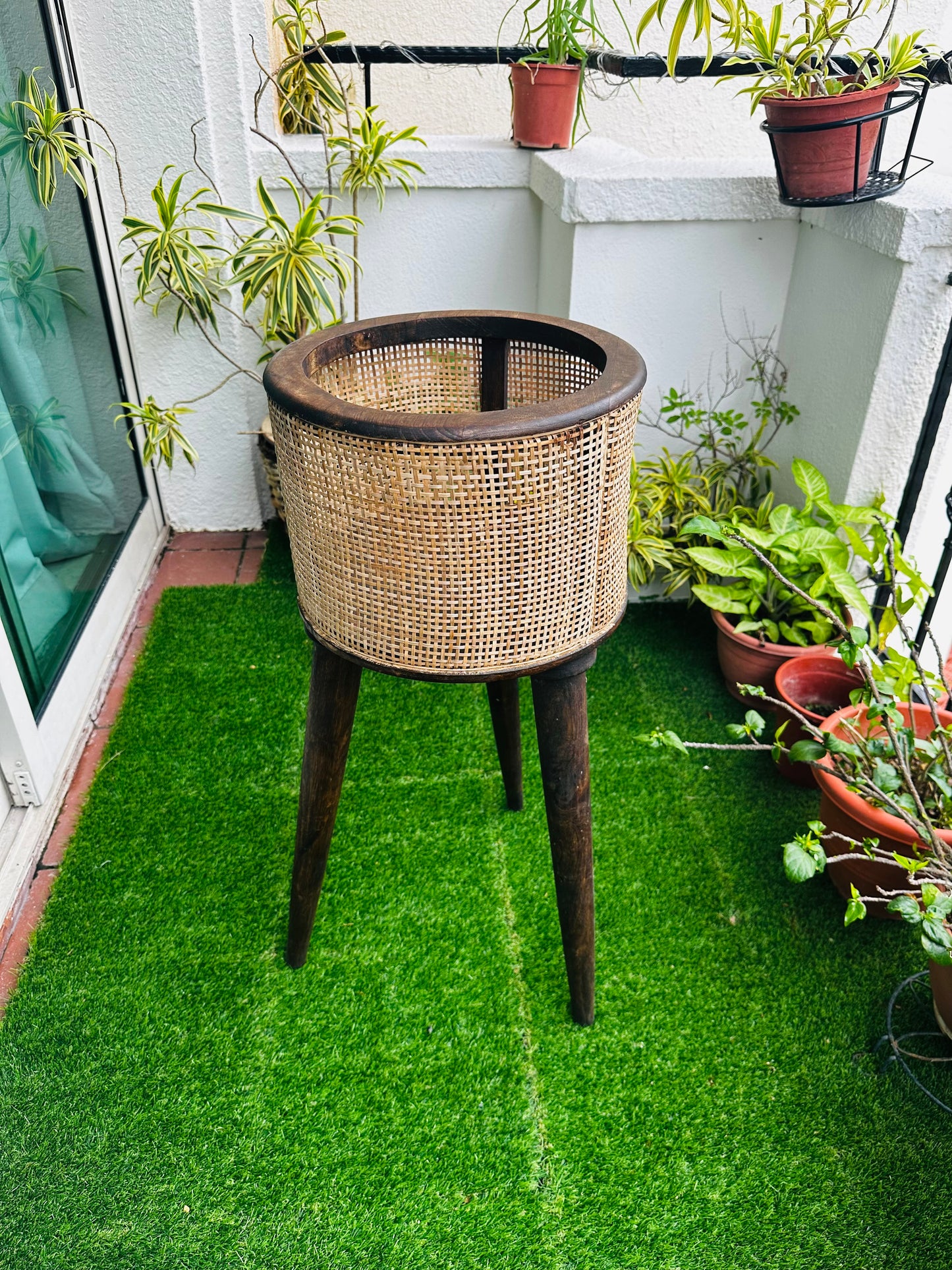 Casa Verde Mango Wood Rattan Planter with Detachable Legs - single