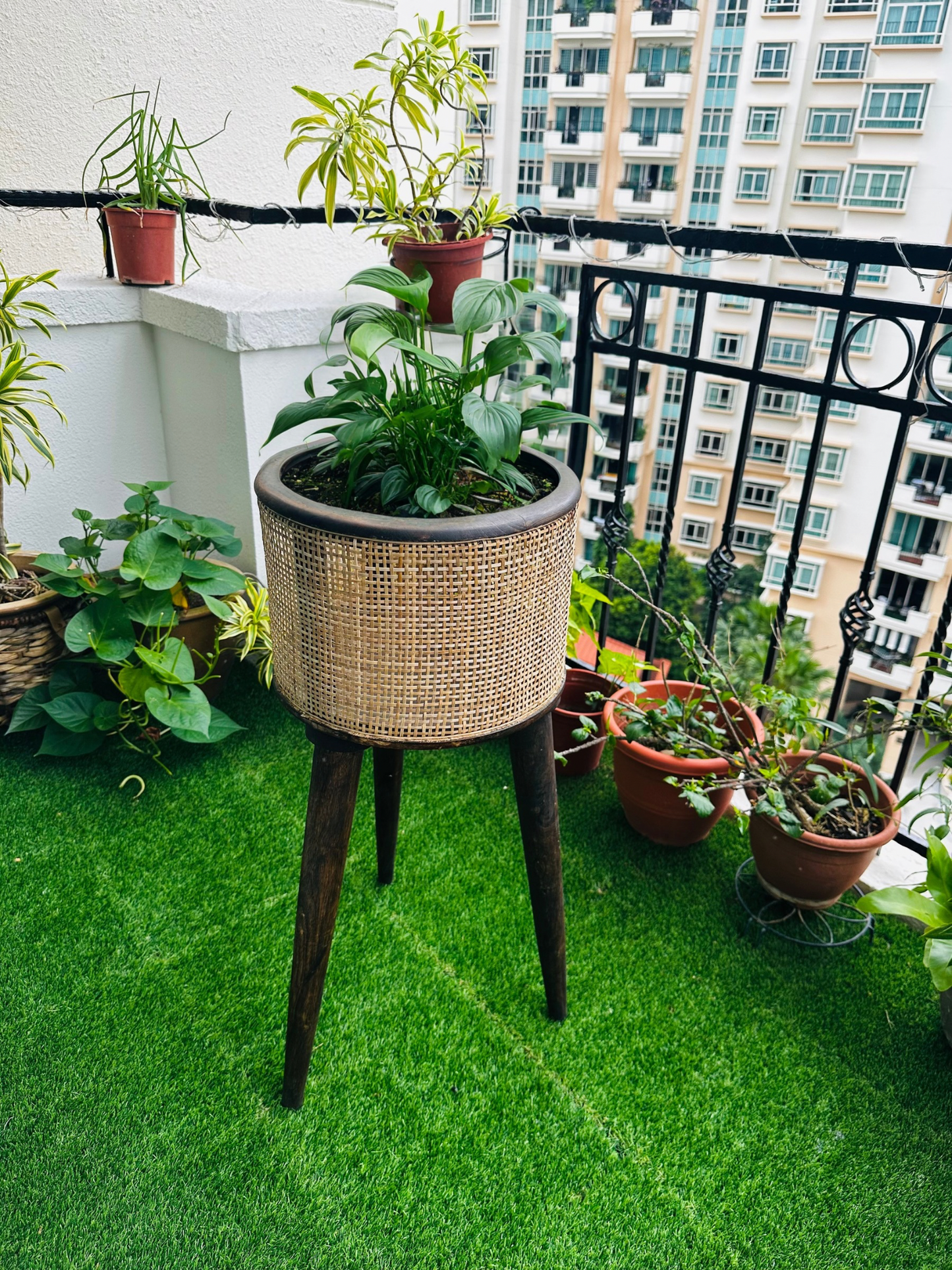 Casa Verde Mango Wood Rattan Planter with Detachable Legs - single