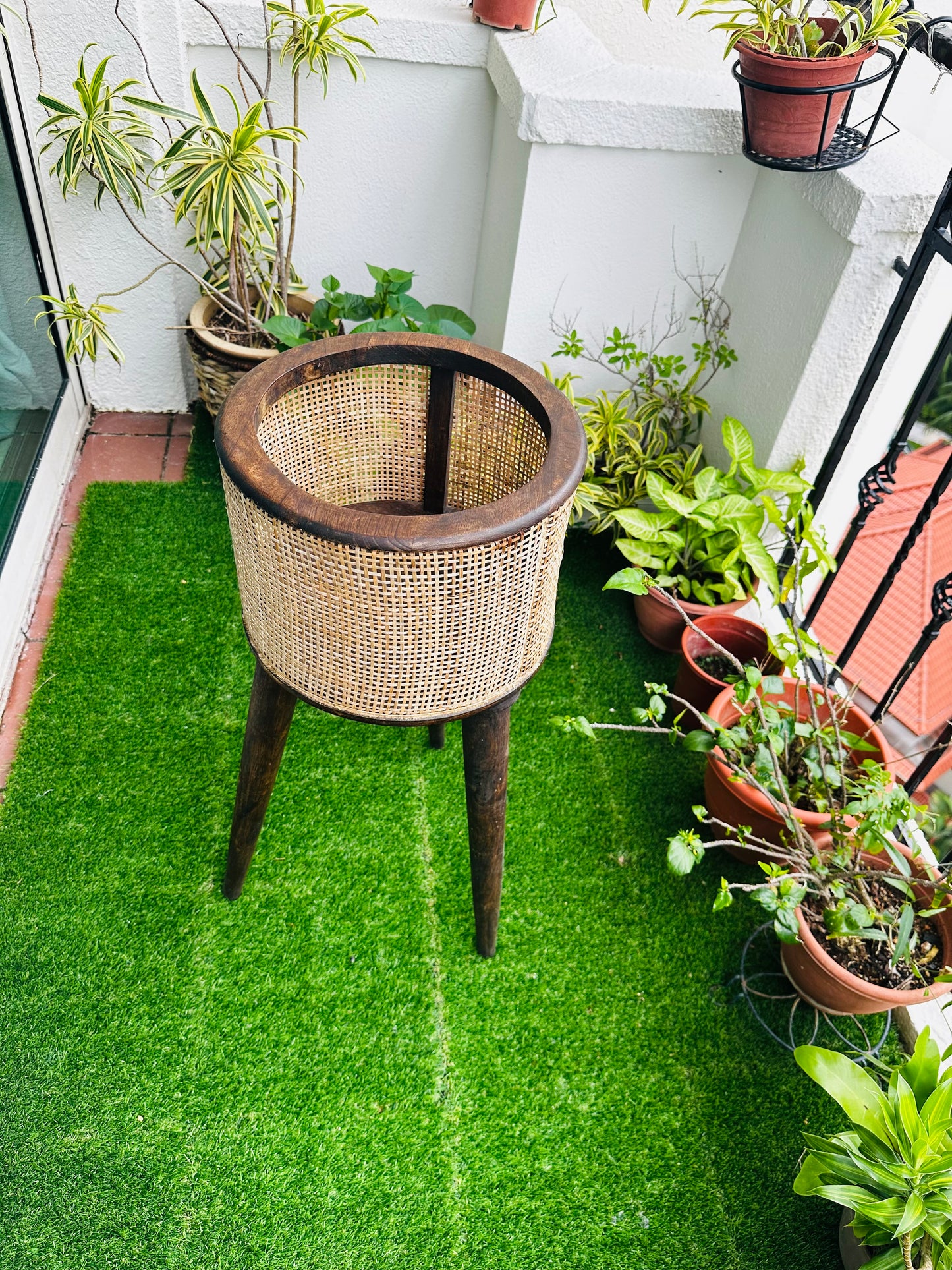 Casa Verde Mango Wood Rattan Planter with Detachable Legs - single
