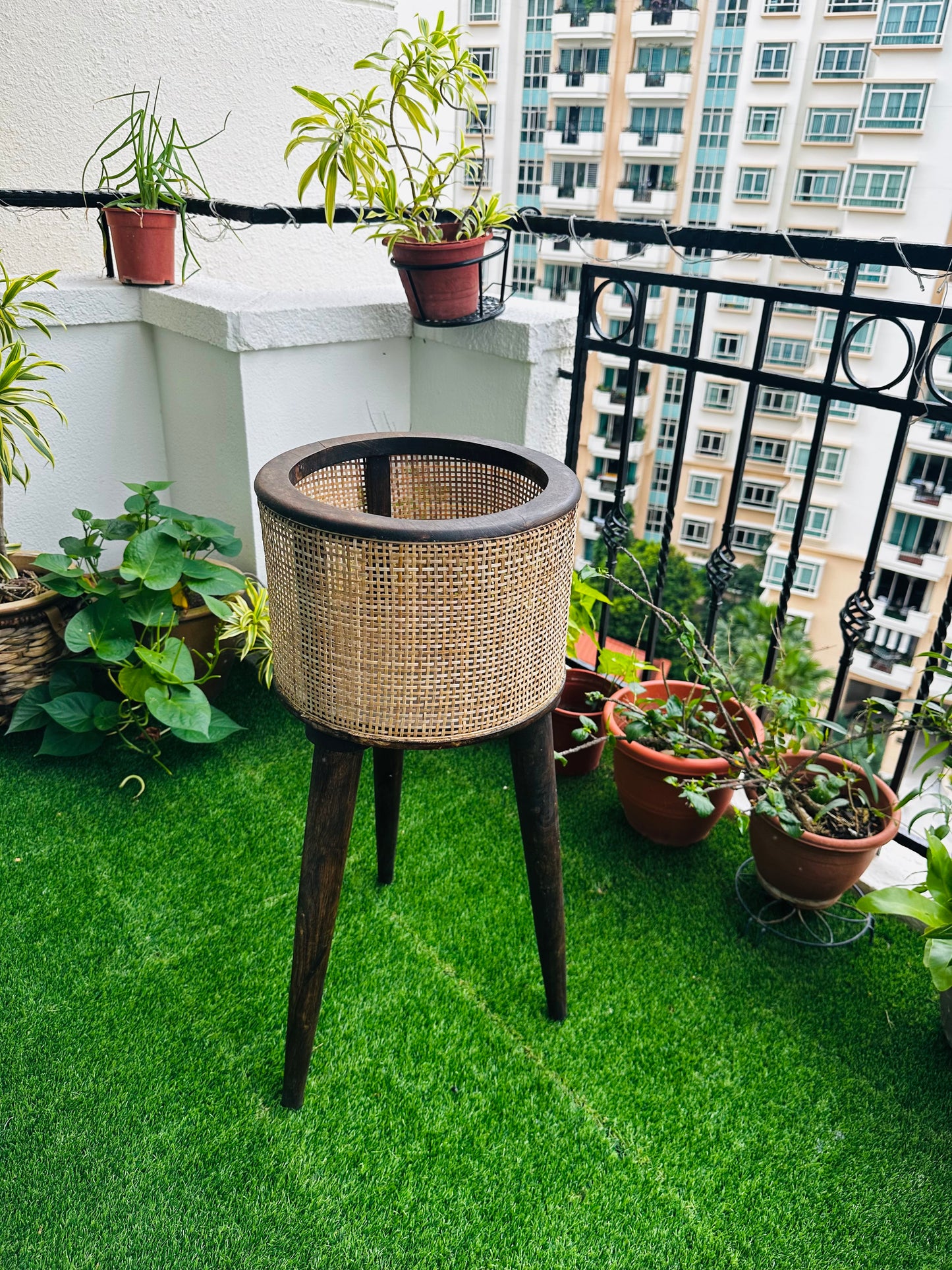 Casa Verde Mango Wood Rattan Planter with Detachable Legs - single